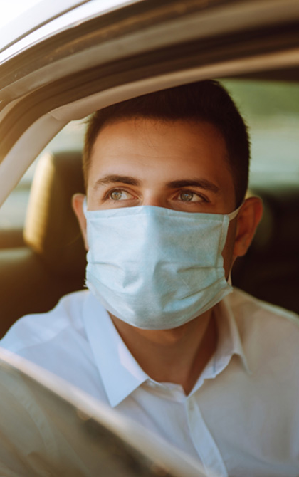 Homme avec un masque en taxi